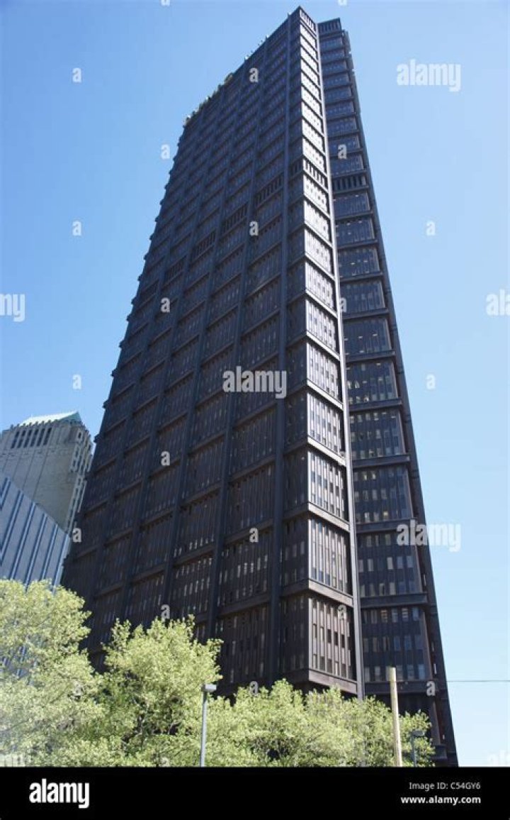 When was the US steel building built in Pittsburgh?